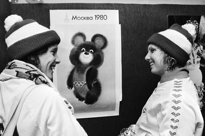 Файл:Viktor-CHizhikov-Olimpijskij-Mishka-1980.jpg