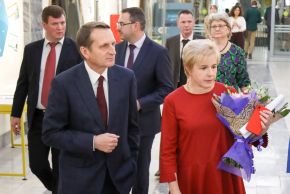 Сергей Нарышкин и Мария Веденяпина. Торжественное открытие выставки «Библиотека на фоне детской литературы»