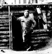 Олег Куваев у таежной избы / Фото из архива магаданского издательства «Охотник»